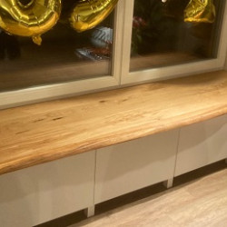 Kundenprojekt: Sitzbank als Fensterbank aus verleimter Eiche mit Baumkante!